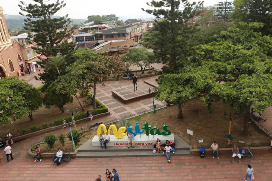 Colegio, Cundinamarca, celebra 367 años de fundación con la elaboración de una bandera, en manos de sus habitantes, de 367 metros de largo. La iniciativa se llama El poder de la unidad.