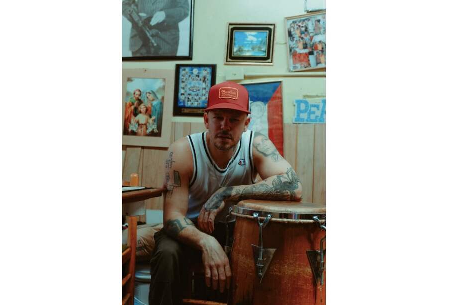 Residente es uno de los artistas más acreedores de Grammy (Cuatro Grammy y 25 Latin Grammy), conquistando el mundo de la música como miembro del legendario grupo global Calle 13, así como en su proyecto solista.