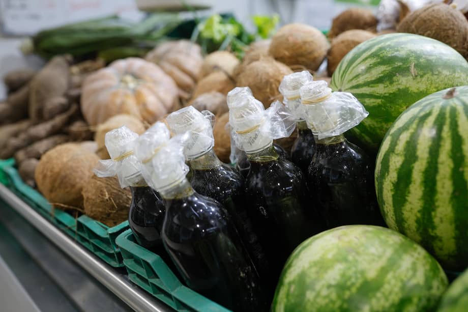La Cyclospora infecta el intestino delgado y causa una diarrea acuosa frecuente que transporta los ooquistes del parásito, o huevos. Si esos ooquistes luego contaminan los productos agrícolas —por ejemplo, por las manos sin lavar de un trabajador (el desinfectante de manos a base de alcohol no mata el parásito) o a través del agua utilizada para regar frutas o verduras—, pueden causar enfermedades en una persona que consuma los alimentos días o semanas después. EFE/ Bienvenido Velasco