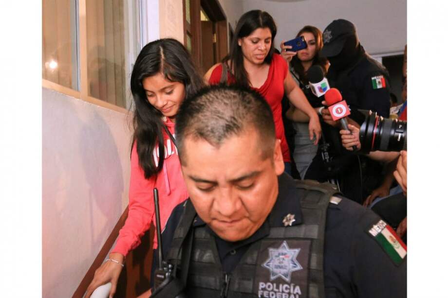 La menor Alondra Dìaz (i) y su madre Dorotea García (atrás) saliendo de un juzgado del estado de Michoacán / EFE