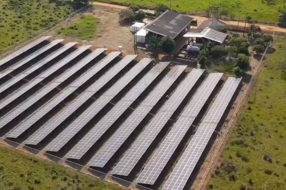 Imagen aérea del recientemente inaugurado parque solar de Miraflores, Guaviare, que hará parte de una central híbrida.