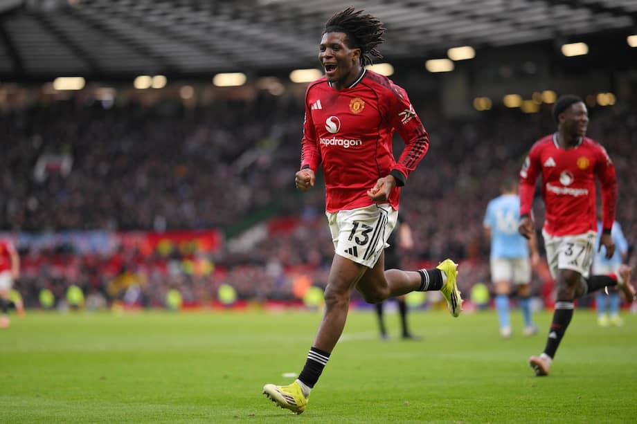 En el estreno de Michael Carrick como entrenador interino, Manchester United venció 2-0 al City en Old Trafford