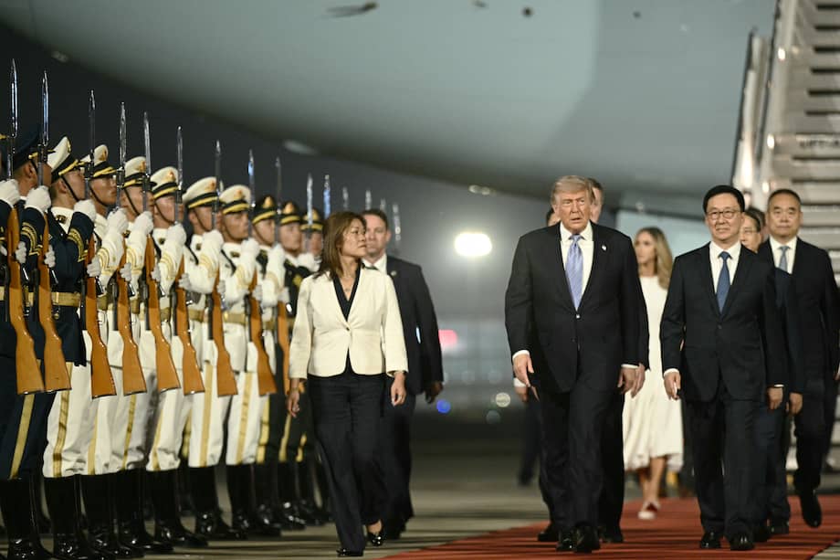El presidente de Estados Unidos, Donald Trump (C), es escoltado por el vicepresidente de China, Han Zheng (D), a su llegada al aeropuerto internacional de Pekín.