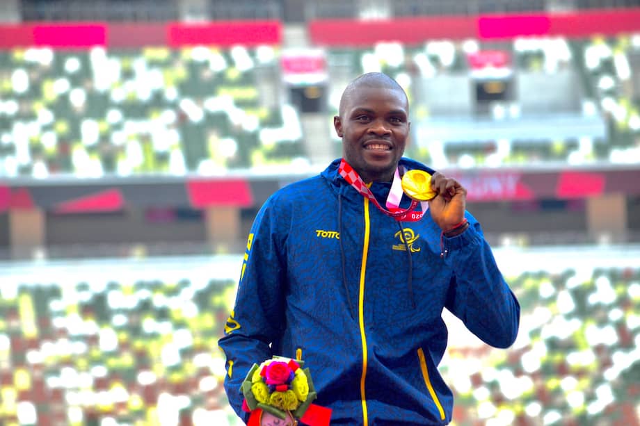 José Gregorio Lemos con la medalla de oro que conquistó en Tokio.