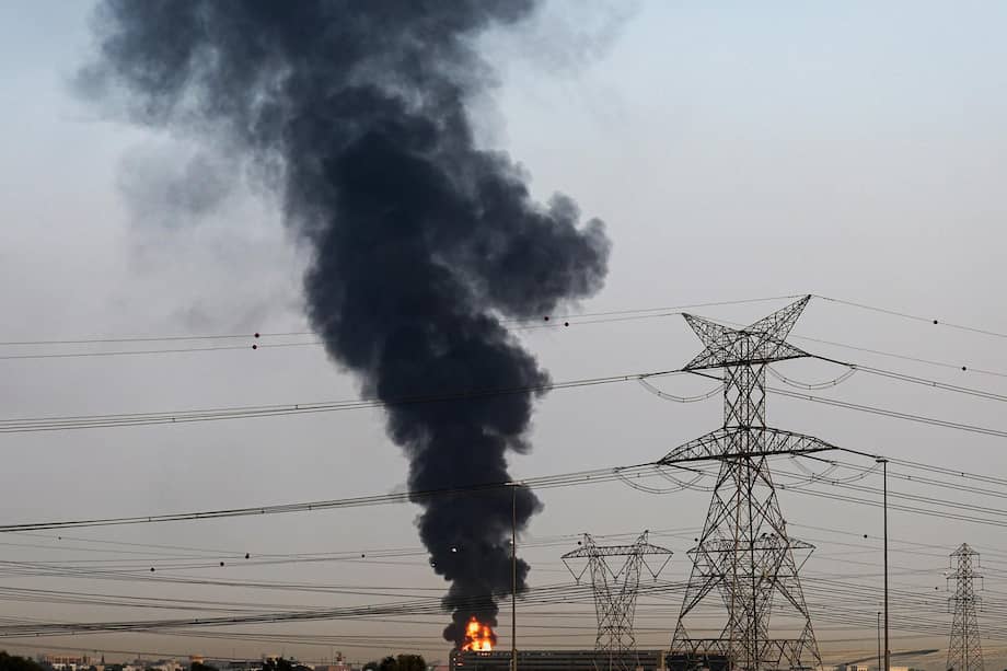 Foto de archivo del humo saliendo de las inmediaciones del Aeropuerto Internacional de Dubái, en Emiratos Árabes Unidos.