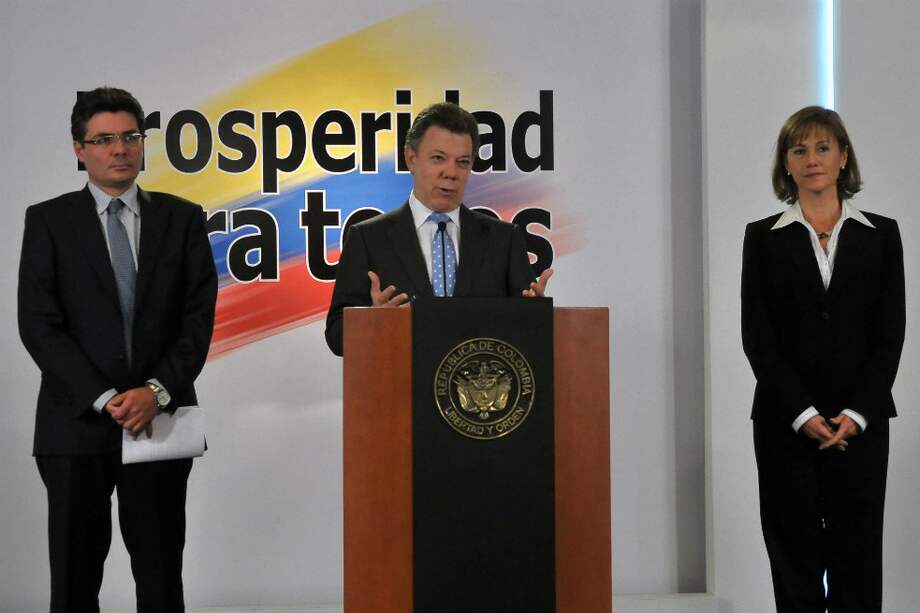 El nombrado ministro de salud, Alejandro Gaviria, junto al presidente Juan Manuel Santos, y la saliente ministra, Beatriz Londoño. /Presidencia