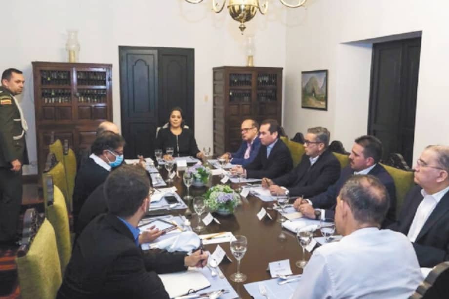 En la noche del sábado, unos representantes del gobierno Petro y los delegados de la Plataforma Unitaria Democrática se reunieron en Hatogrande.