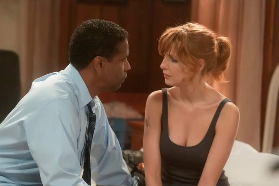 En "El Vuelo" Denzel Washington interpreta a Whip, un piloto alcohólico y cocainómano y la investigación federal posterior al accidente pondrá en peligro su reciente estatus de héroe nacional.