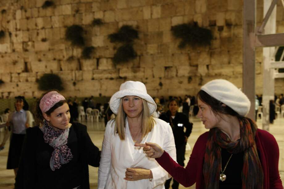 La cantante y actriz estadounidense visitó el muro de las Lamentaciones / AFP