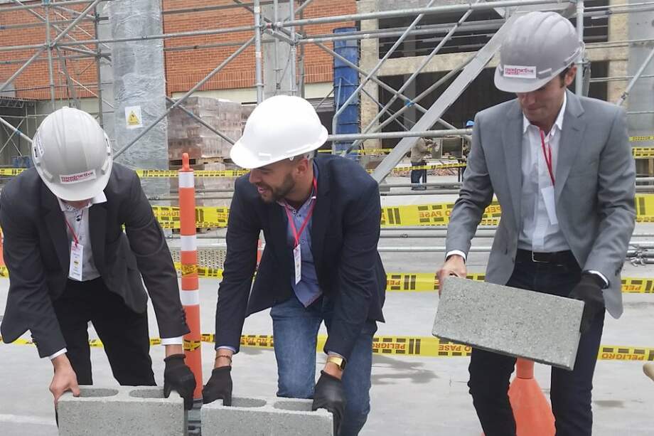 Voceros de Decathlon en la ceremonia del “primer ladrillo” de la nueva tienda en Colombia./Camilo Vega,
