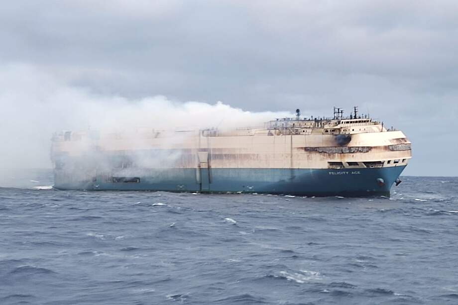 Imagen del incendio a bordo del buque Felicity Ace.