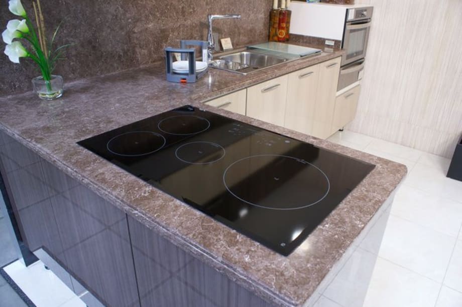 Las estufas de inducción suelen tener una superficie de vidrio cerámico