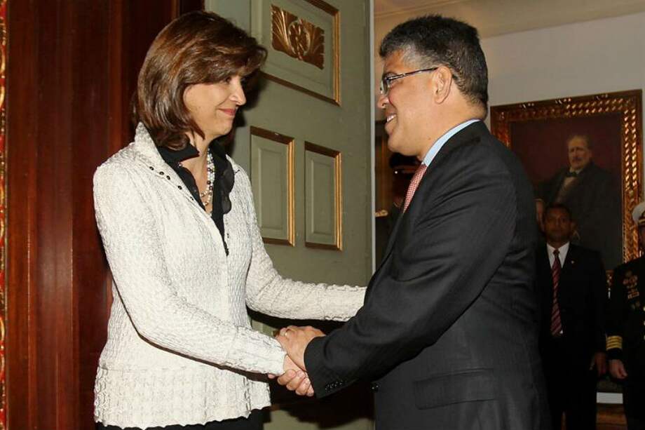 La ministra de Relaciones Exteriores de Colombia, María Angela Holguín, saluda a su homólogo de Venezuela, Elías Jaua