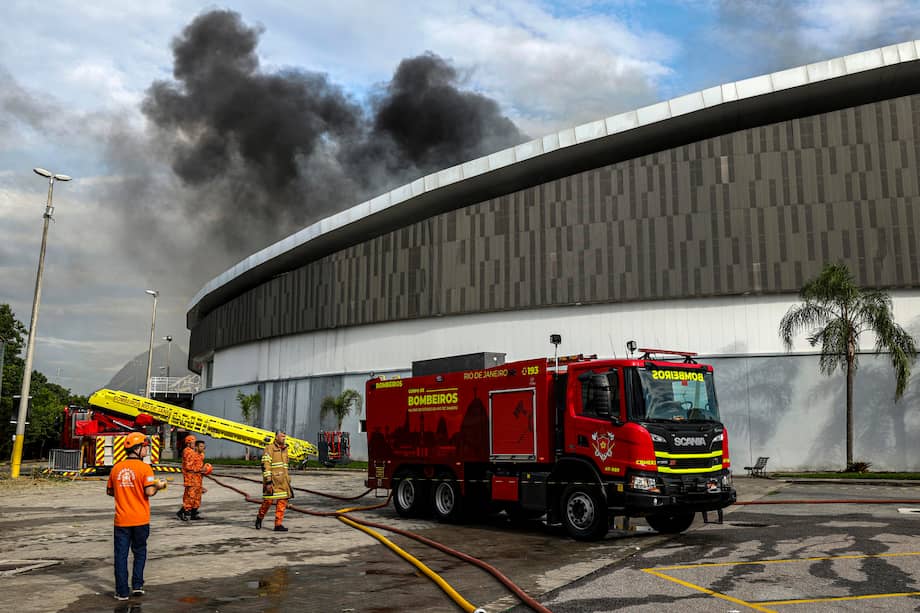Bomberos apagando un incendio este miércoles en el Velódromo del Parque Olímpico, en Río de Janeiro (Brasil).