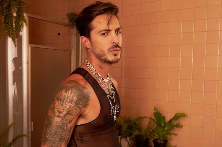 Dirigido por NineD, el video musical oficial de “Obvio” sigue a varias parejas en montajes de afecto y pasión amorosa.