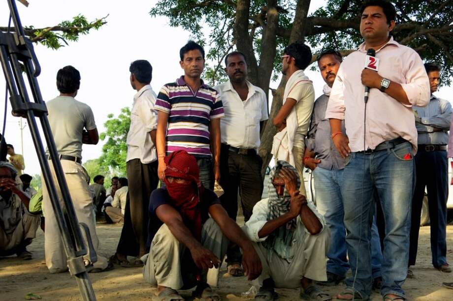 La casa de las dos adolescentes a las que violaron la semana pasada en un pueblo del norte de la India, y el árbol de mango del que las ahorcaron se han convertido en un decorado mediático con el desfile de políticos incluido.