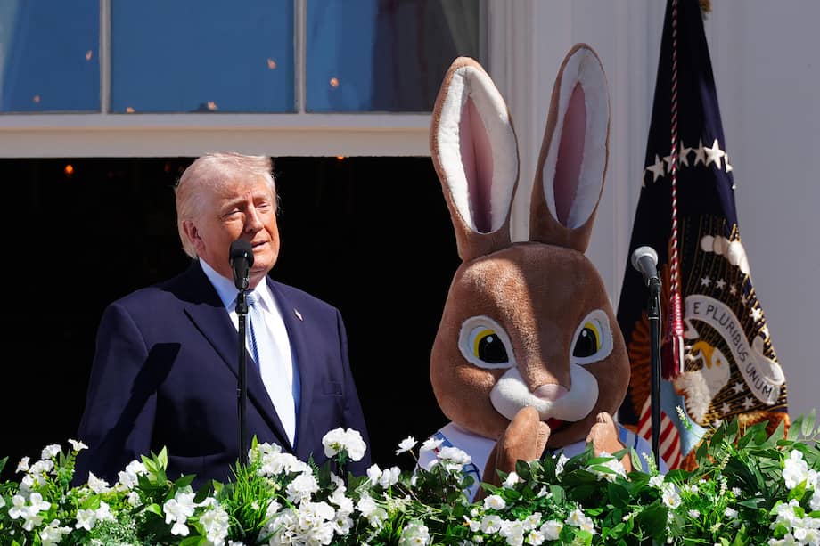 El presidente de Estados Unidos, Donald Trump, acompañado de un conejo de Pascua disfrazado, habla en la Casa Blanca sobre su ultimátum a Irán.