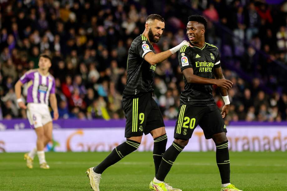 Los jugadores del Real Madrid Karim Benzemá (i) y Vinicius Junior, durante el partido de Liga en Primera División ante el Valladolid que disputan este viernes en el estadio José Zorrilla.