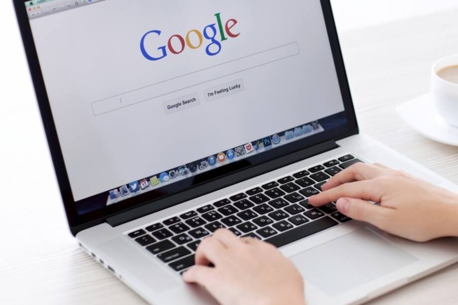 Manos sobre el computador