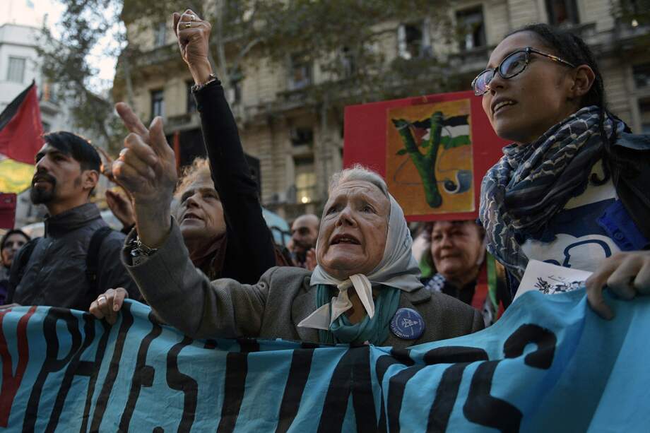 (FILES) The president of Madres de Plaza de Mayo Linea Fundadora, Nora Cortinas Protestors (C) shouts slogans during a protest against the killing of 60 Palestinians by Israeli fire in mass protests along the Gaza border -as the United States opened an embassy in Jerusalem- in front of Israel's embassy in Buenos Aires on May 15, 2018. Nora Cortinas, a historic Madre de Plaza de Mayo who defied the Argentine dictatorship and accompanied the main struggles for human rights, died on May 30, 2024, at 94, the organization Abuelas de Plaza de Mayo said in a statement. (Photo by JUAN MABROMATA / AFP)