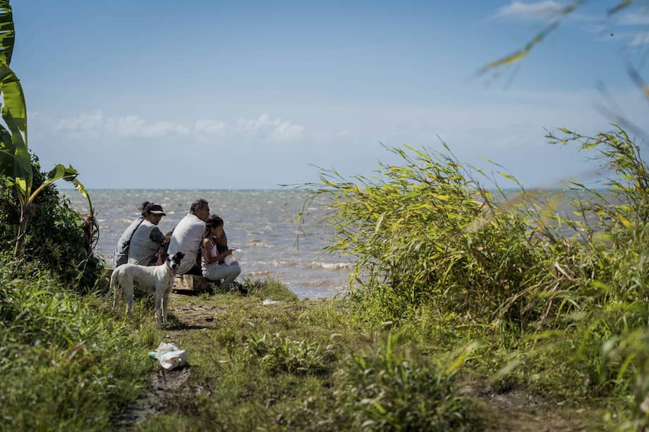 En donde hace 35 años había una carretera, una escuelita de madera, las casas de varios campesinos, un montón de palmas de coco y manglares, hoy solo queda agua.