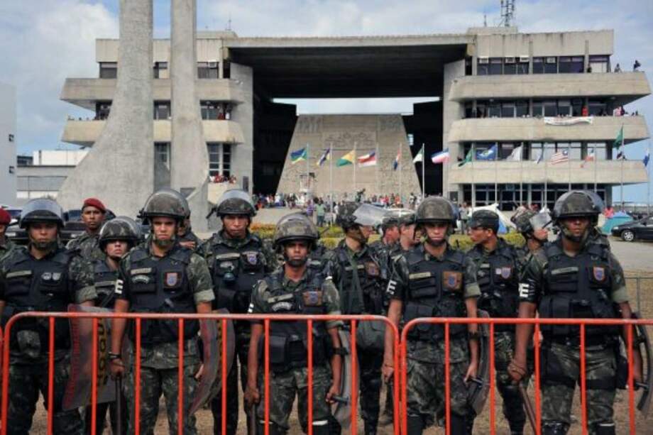 Policías en huelga en varios estados de Brasil, a puertas del Mundial