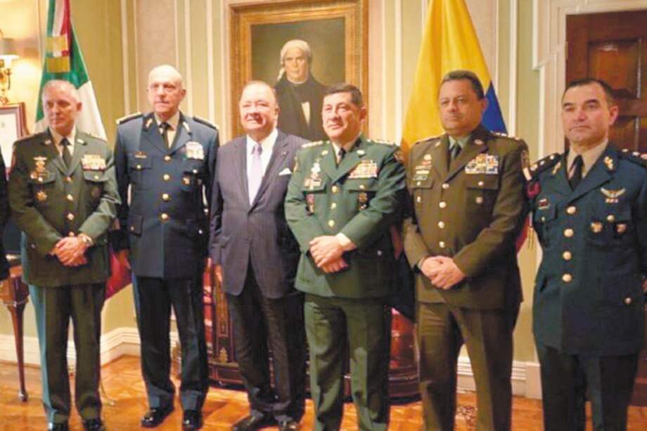 Aquí se observa a Salvador Cienfuegos a la derecha de Luis Carlos Villegas y junto a los comandantes colombianos. / Foto de archivo del Ministerio de Defensa