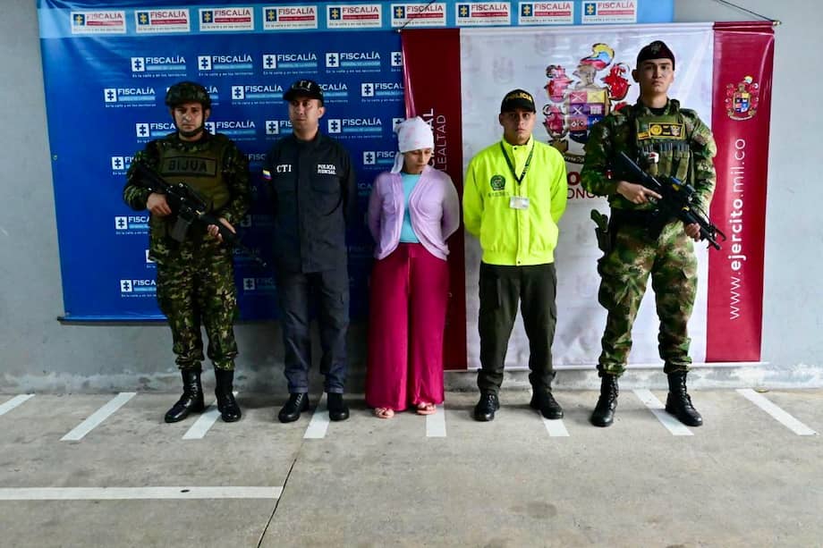 Alias Mabel deberá responder ante las autoridades por los de delitos de concierto para delinquir agravado, reclutamiento forzado y por homicidios de defensores de derechos humanos.