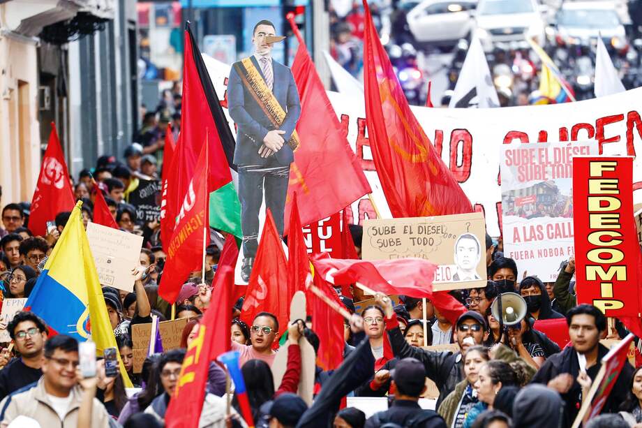 Cientos de estudiantes universitarios protestaron contra la eliminación del subsidio al diésel, decretada por el presidente ecuatoriano, Daniel Noboa.