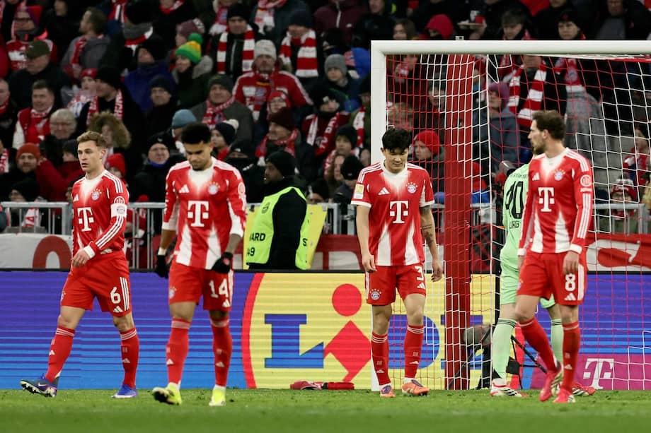 MUNICH (Germany), 24/01/2026.- Players of Munich walk after conceding a goal during the German Bundesliga soccer match between FC Bayern Munich and FC Augsburg in Munich, Germany, 24 January 2026. (Alemania) EFE/EPA/RONALD WITTEK CONDITIONS - ATTENTION: The DFL regulations prohibit any use of photographs as image sequences and/or quasi-video.