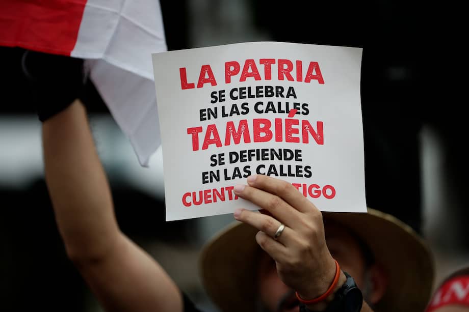 Manifestantes participan de una nueva jornada de protestas contra el contrato entre el Estado y Minera Panamá, subsidiaria de la canadiense First Quantum Mineral (FQM) en Ciudad de Panamá (Panamá).