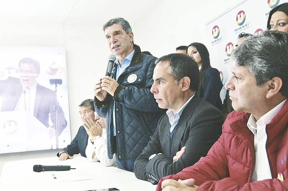 El exministro Rafael Pardo (de pie), candidato a la Alcaldía de Bogotá por la U. / Archivo
