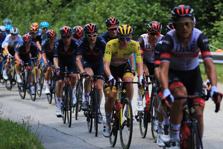 Tadej Pogacar, líder del Tour de Francia, acompañado por su equipo (UAE Emirates) y perseguido por el Ineos Grenadiers.