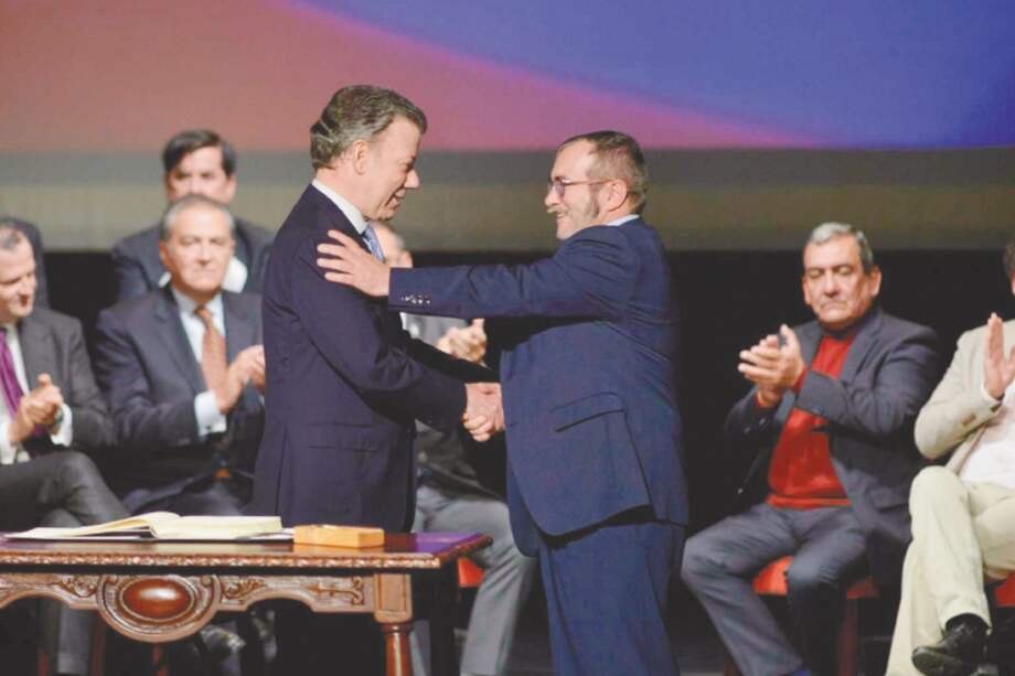 El 24 de noviembre, Gobierno y Farc firmaron por segunda ocasión un Acuerdo Final. Esta vez fue en el Teatro Colón de Bogotá.