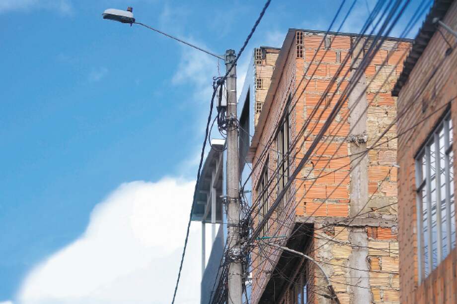 Los factores más comunes de riesgo son arcos eléctricos, ausencia de electricidad y contacto directo. / Gustavo Torrijos - El Espectador