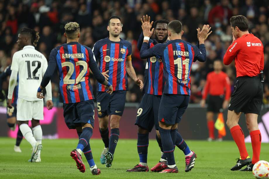 Los jugadores del Barcelona celebran el gol ante Real Madrid.