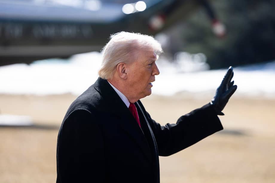 El presidente de Estados Unidos, Donald Trump, habla con periodistas al salir de la Casa Blanca para un evento en Carolina del Norte en Washington.