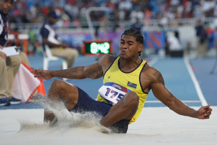 Arnovis Dalmero, de Colombia, compite en la final de salto de longitud masculino este martes 4 de agosto, durante los XXV Juegos Centroamericanos y del Caribe Santo Domingo 2026, en República Dominicana.