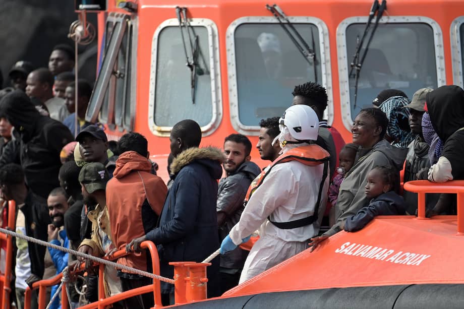 Migrantes que iban a bordo de una embarcación fueron rescatados cerca de la isla española de El Hierro.
