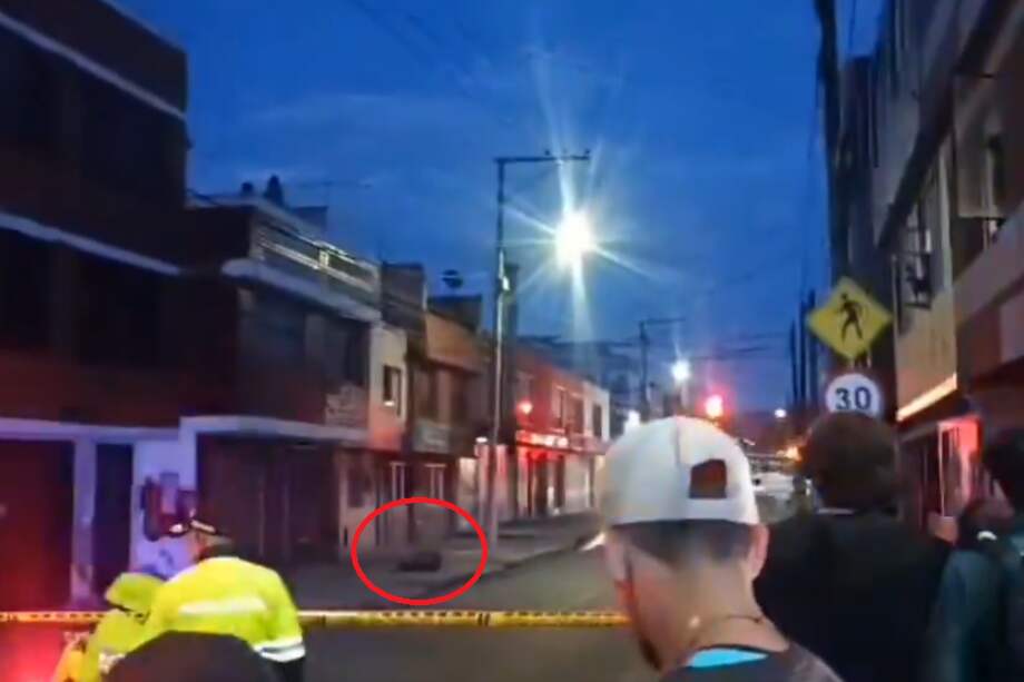 Lo que parece ser una maleta, color marrón, está siendo analizado por la Policía antiexplosivos.