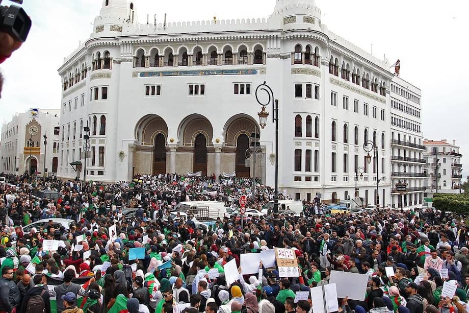 El dirigente de 82 años había renunciado el 11 de marzo a postularse a un quinto mandato. Pero prolongó sine die su mandato actual más allá de su término constitucional. / AFP