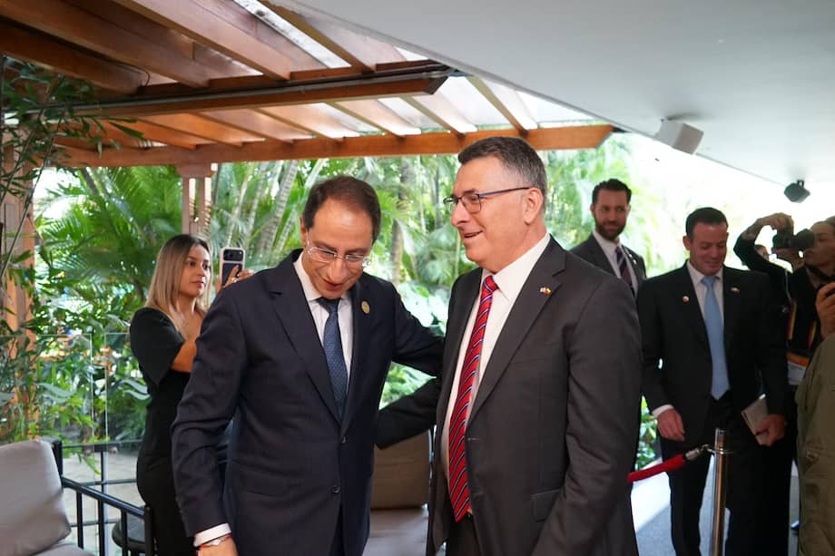 José Manuel Restrepo con el canciller Gideon Sa’ar y la delegación de Israel.