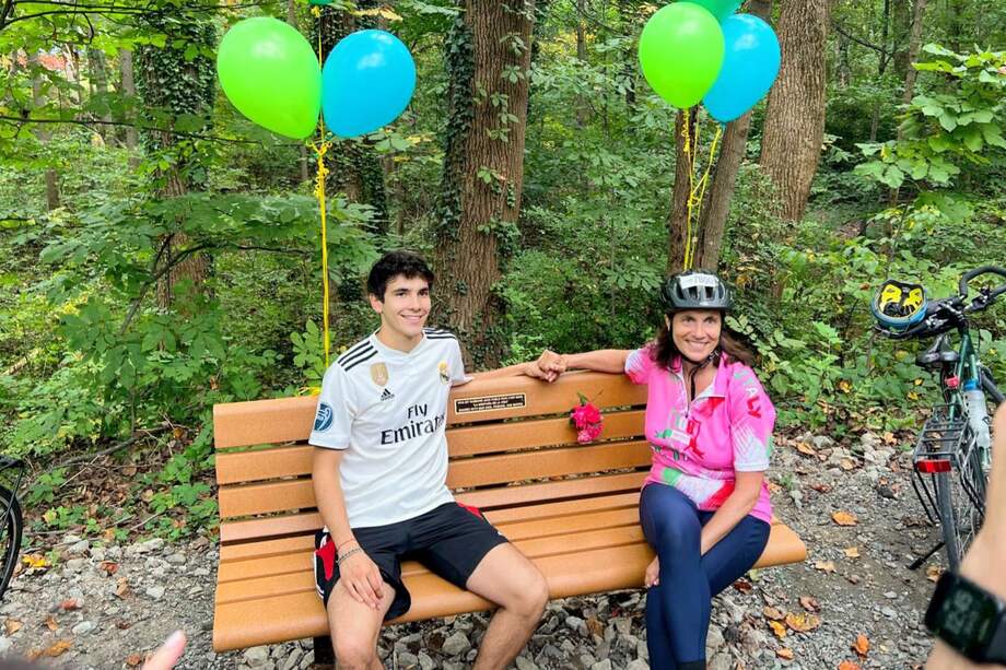 Una banca en el camino de bicicletas que tomaba a su trabajo en Washington es el homenaje de su esposa Paola (en la foto al lado de "Sipi") a Juan Pablo Ruiz, dos años después de su muerte.
