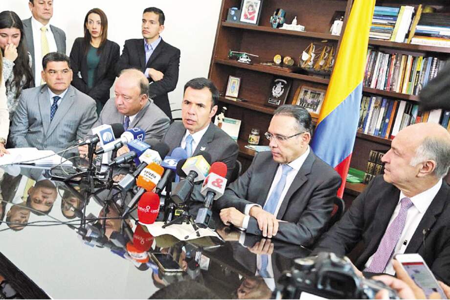 Los ministros de Defensa, Luis Carlos Villegas; del Interior, Guillermo Rivera, y de Justicia, Enrique Gil, en la radicación de la ley estatutaria de la JEP. / Ministerio del Interior