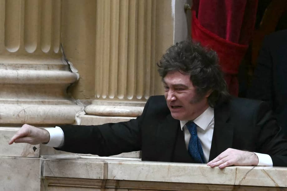 Javier Milei catalogó de corruptos a los periodistas que le preguntaron por qué mantiene en su cargo al jefe de gabinete.