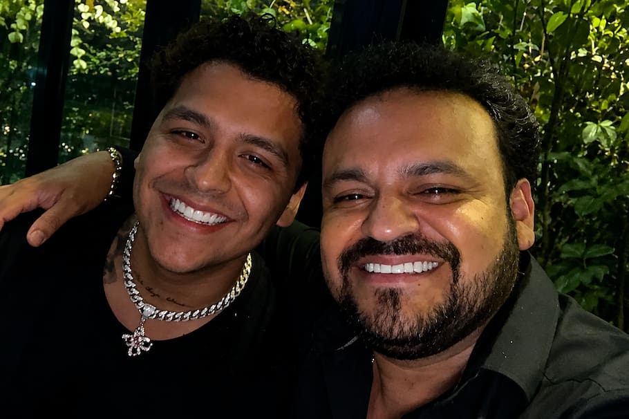 Chrstian Nodal y Jaime González, su papá.