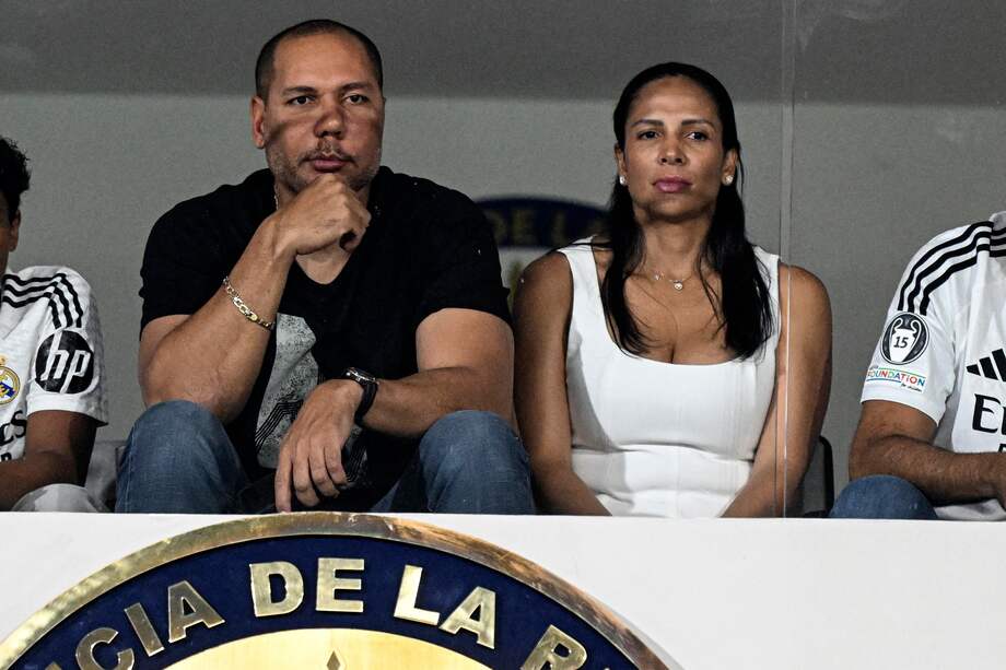 Yamil Bukele junto con su esposa.