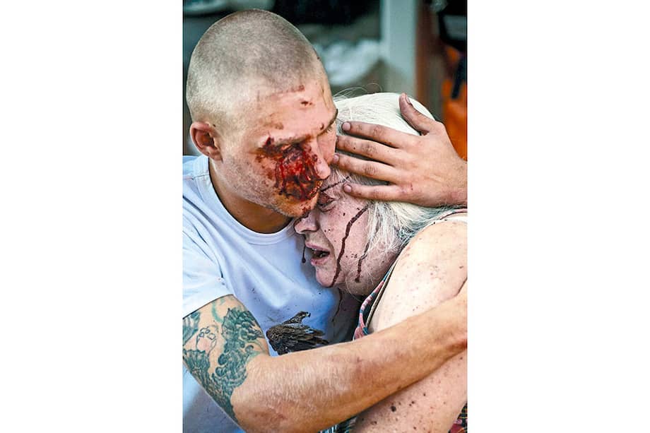 Residentes de Donetsk después de un ataque de artillería de las fuerzas ucranianas. / AFP