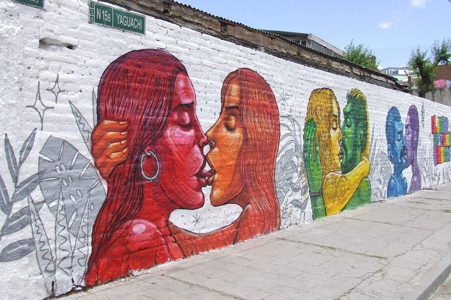 Fotografía del mural "El amor no tiene género", del ecuatoriano Apitatán, este viernes en Quito (Ecuador). / EFE
