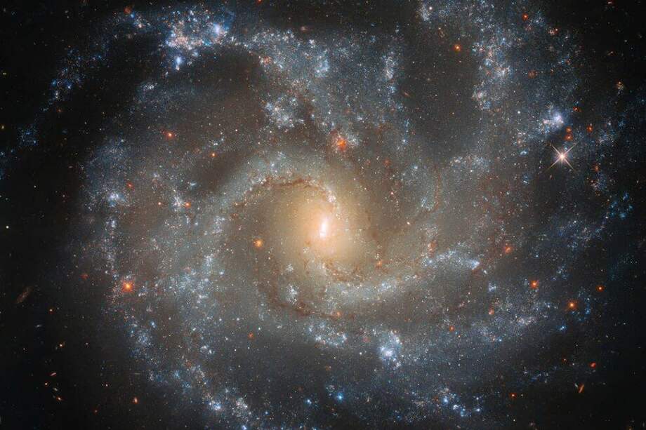Imagen de la galaxia NGC 5468 tomada por el Telescopio Espacial Hubble de la NASA / ESA.